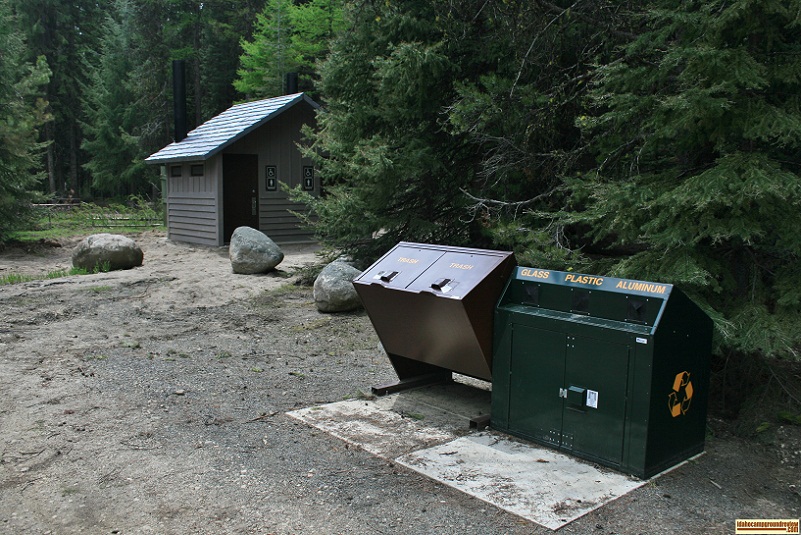 A picture of the garbage can and recycling bins at Amanita Campground
