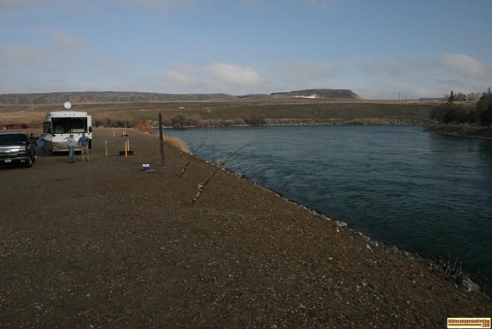 picture of snake river shoreline in Locust Park Campground