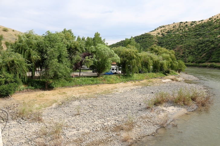 A picture of the shoreline on the Salmon River at Swiftwater RV Park in Idaho.