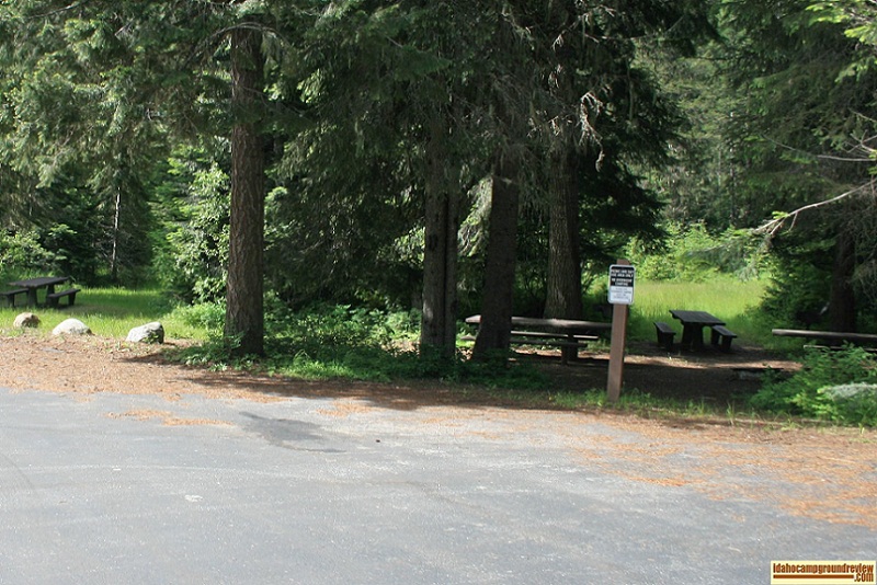 A picture of the picnic area in Wendover Campground.