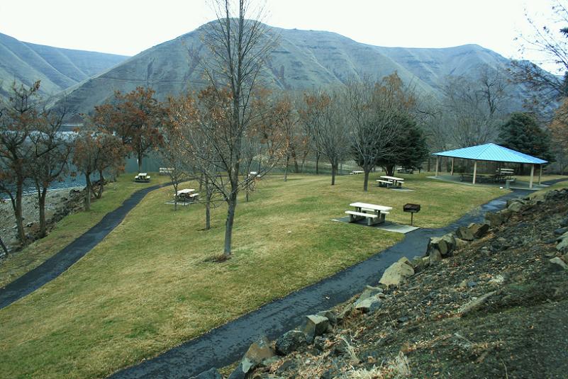 picture of one of the picnic areas with a group shelter in Woodhead Park Campground