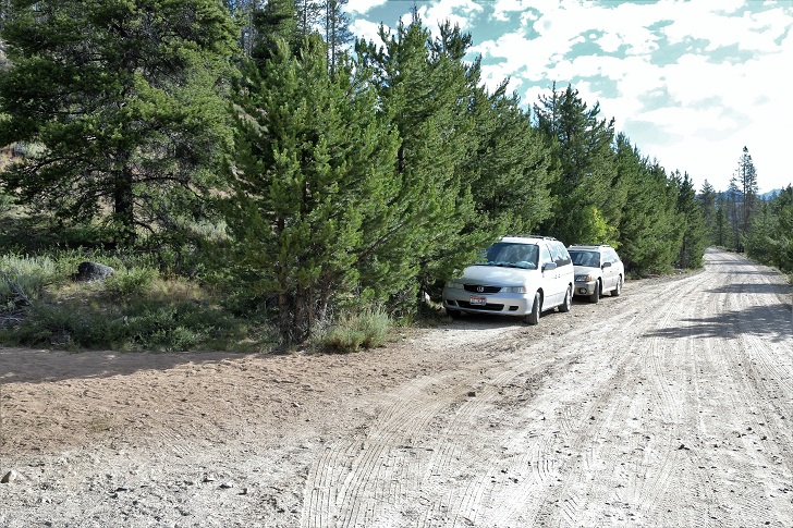 Parking at the trailhead  for trail 97 to Hell Roaring Lake.