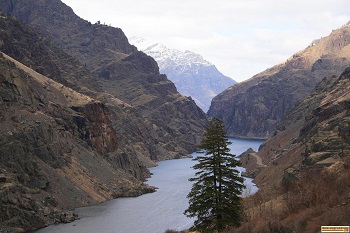 picture of hells canyon reservoir in hells canyon