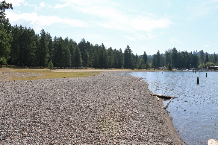 This is the view looking toward the volley ball "beach" and picnic area from the boat launch. 
To my left is the pavilion and there are picnic tables in the woods. The horseshoe pits are located next