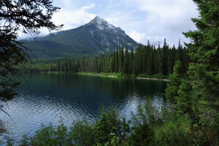 Hiking to Alice Lake in the Sawtooth Mountains of Idaho.