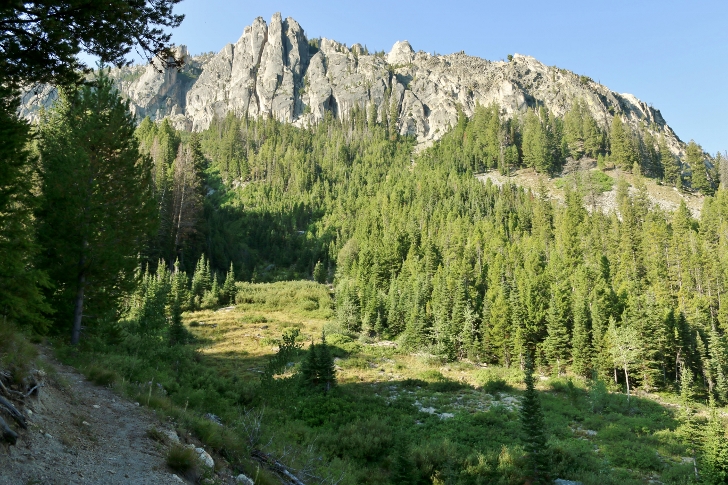 Eventually the trail starts to zip zag its way up a draw and
gains about 600 feet in elevation over approxiamately 6 tenths of a mile.